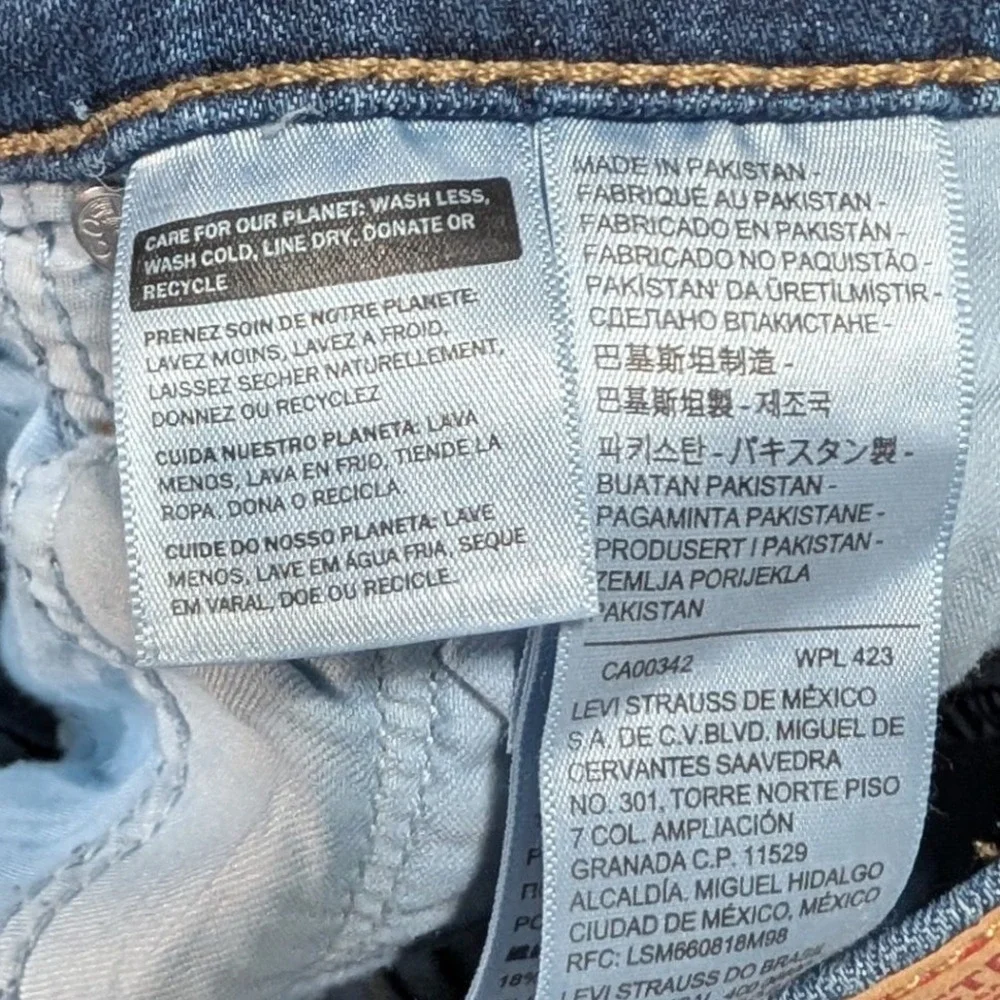 Levis 311 Shaping Skinny Capri Medium Wash Mid Rise Size 31 Denim 33 Waist